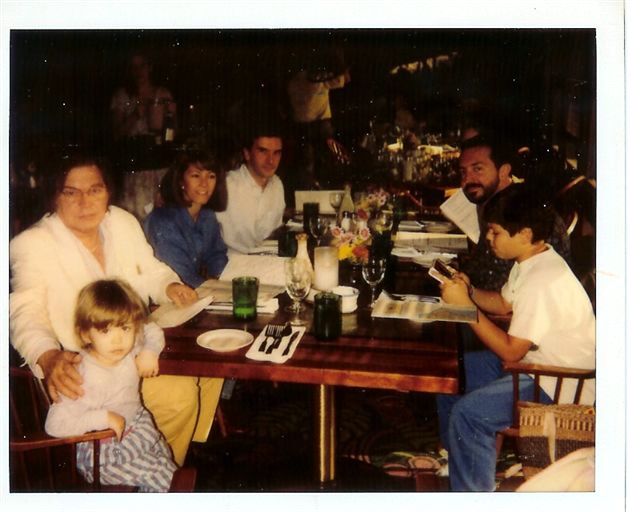 Fernando de Mello Barreto, ao lado da esposa Maria Helena, em uma confraternização ao lado de Tom Jobim e familiares em Nova York. À época, Fernando trabalhava na ONU e tornou-se próximo do músico brasileiro, que vivia também em Nova York.